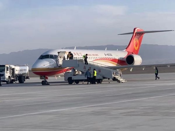 敦煌機(jī)場圓滿保障成都航空ARJ21-700型飛機(jī)訓(xùn)練任務(wù)