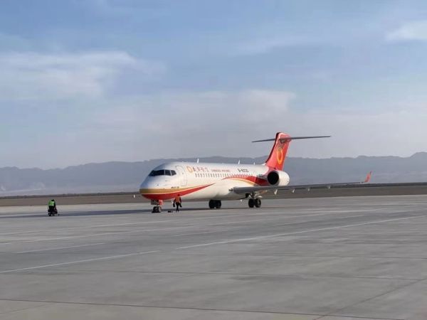 國際快遞拼箱價(jià)格-敦煌機(jī)場圓滿保障成都航空ARJ21-700型飛機(jī)訓(xùn)練任務(wù)