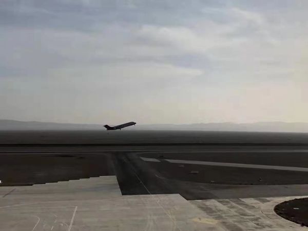 國際快遞拼箱價(jià)格-敦煌機(jī)場圓滿保障成都航空ARJ21-700型飛機(jī)訓(xùn)練任務(wù)