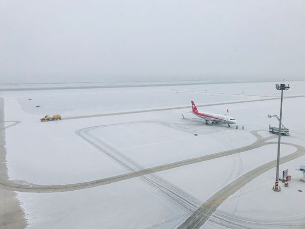 上?？者\(yùn)-吐魯番機(jī)場全力保障2019年首場降雪