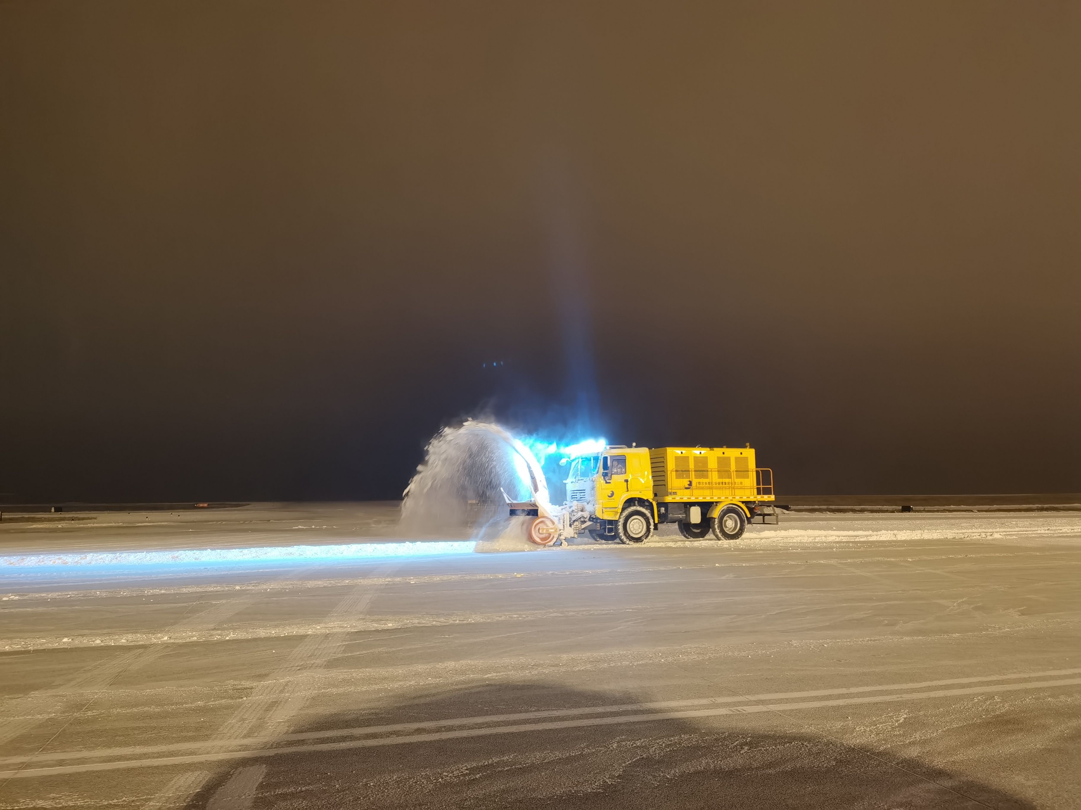 澳大利亞國際空運-奮戰(zhàn)30小時，鄂爾多斯機場圓滿完成除冰雪保障任務