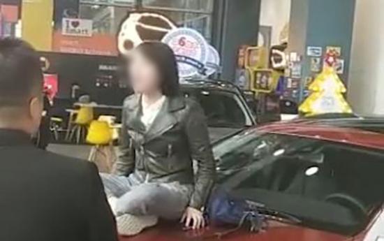 奔馳女車主維權、快遞員下跪 2019十大反轉新聞盤點
