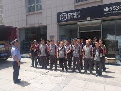 歐洲航運代理-青島交警杭州路中隊車管宣傳民警走進(jìn)青島順豐速遞上安全課