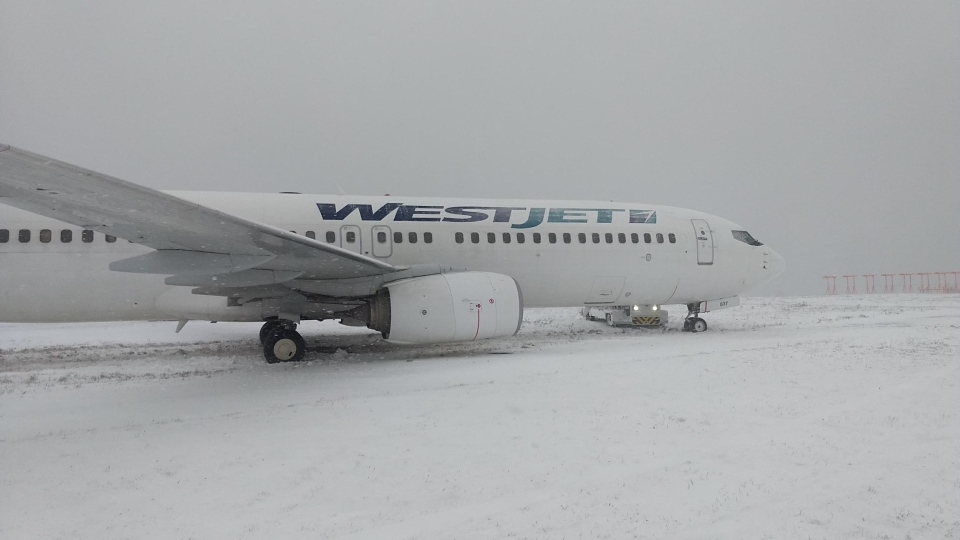 視頻：西捷航空一客機(jī)雪天著陸時(shí)沖出跑道 無人受傷
