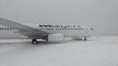 烏克蘭航空-視頻：西捷航空一客機(jī)雪天著陸時(shí)沖出跑道 無(wú)人受傷