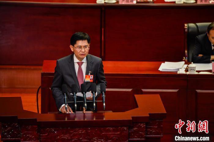 圖為廣西壯族自治區(qū)政協(xié)主席藍(lán)天立代表政協(xié)第十二屆廣西壯族自治區(qū)委員會(huì)常務(wù)委員會(huì)作工作報(bào)告。　陳冠言 攝