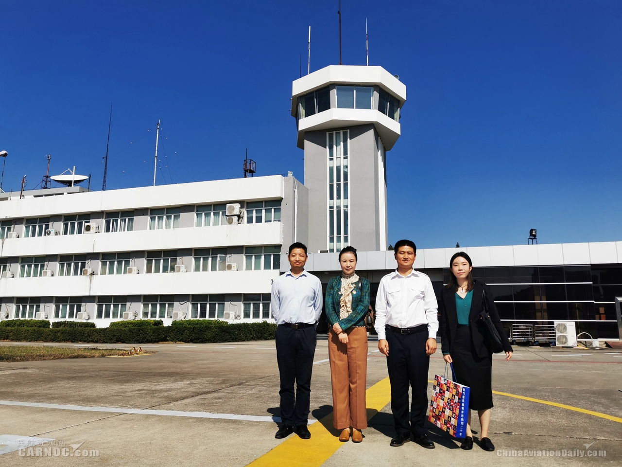 廣州海運(yùn)公司-澳門機(jī)場代表拜訪深圳通用航空業(yè)界