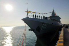 澳洲國際國際快遞-海軍055型萬噸級(jí)驅(qū)逐艦?zāi)喜炘谏綎|青島正式入列
