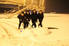上海空運(yùn)公司庫爾勒機(jī)場迎今冬首場降雪，齊心協(xié)力確保運(yùn)行安全