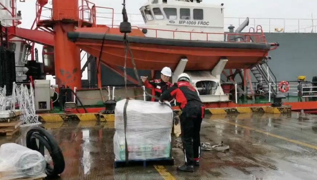 寧波海運公司-首艘民間南極科考船在舟山完成綜合海事服務開赴南極洲