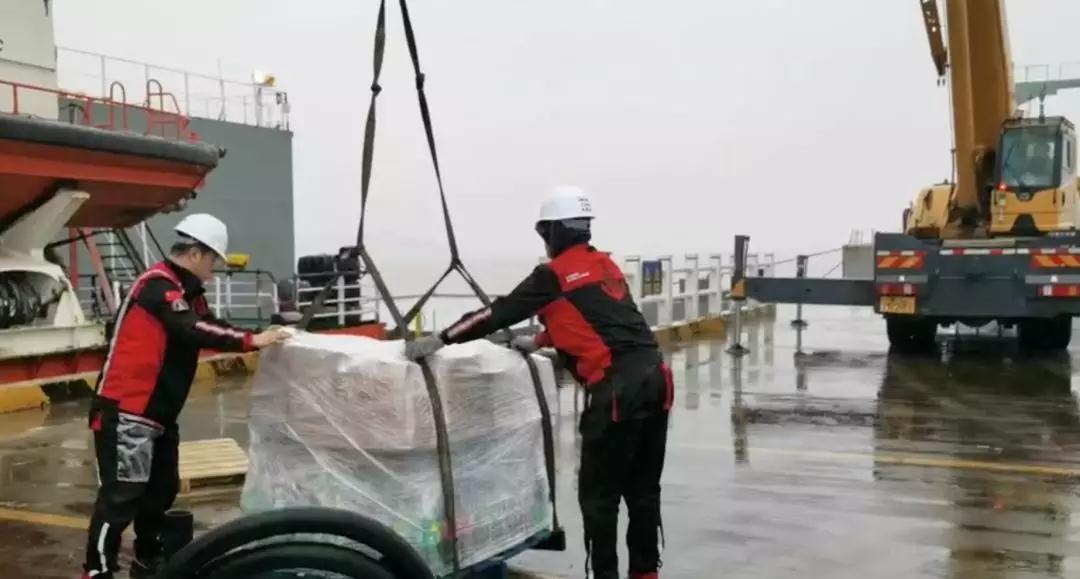 寧波海運公司-首艘民間南極科考船在舟山完成綜合海事服務開赴南極洲