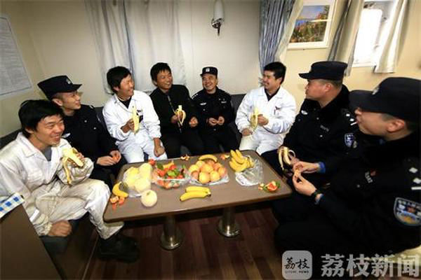 北美國(guó)際空運(yùn)-送“?！鄙洗叿烂窬c中國(guó)船員一起過(guò)“小年”