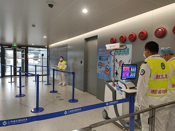 上海對(duì)武漢來滬航班上的旅客開展體溫檢測(cè)