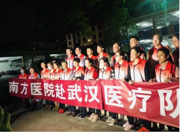 南方醫(yī)院抗非英雄團(tuán)隊(duì)乘南航包機(jī)到達(dá)武漢
