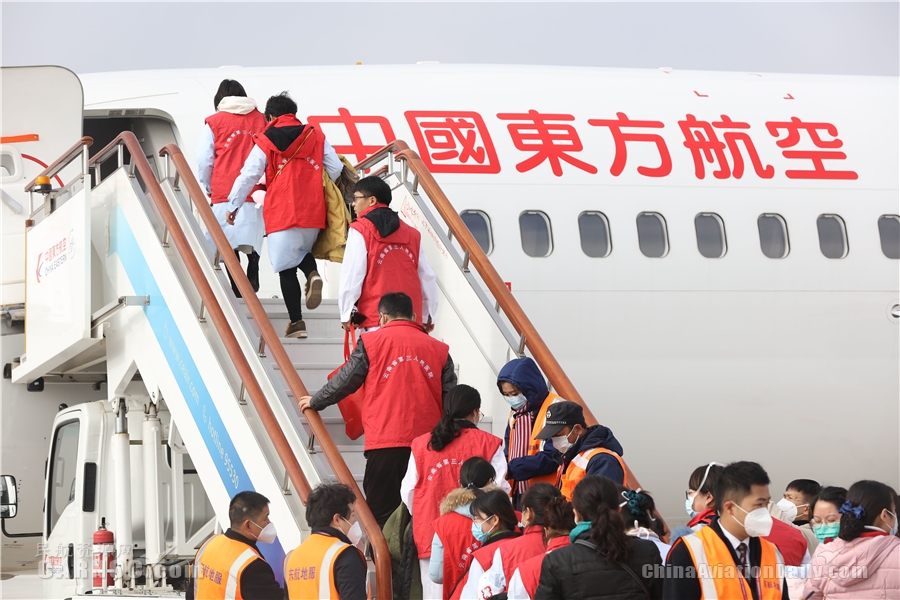 東航第五架包機從昆明起飛馳援武漢