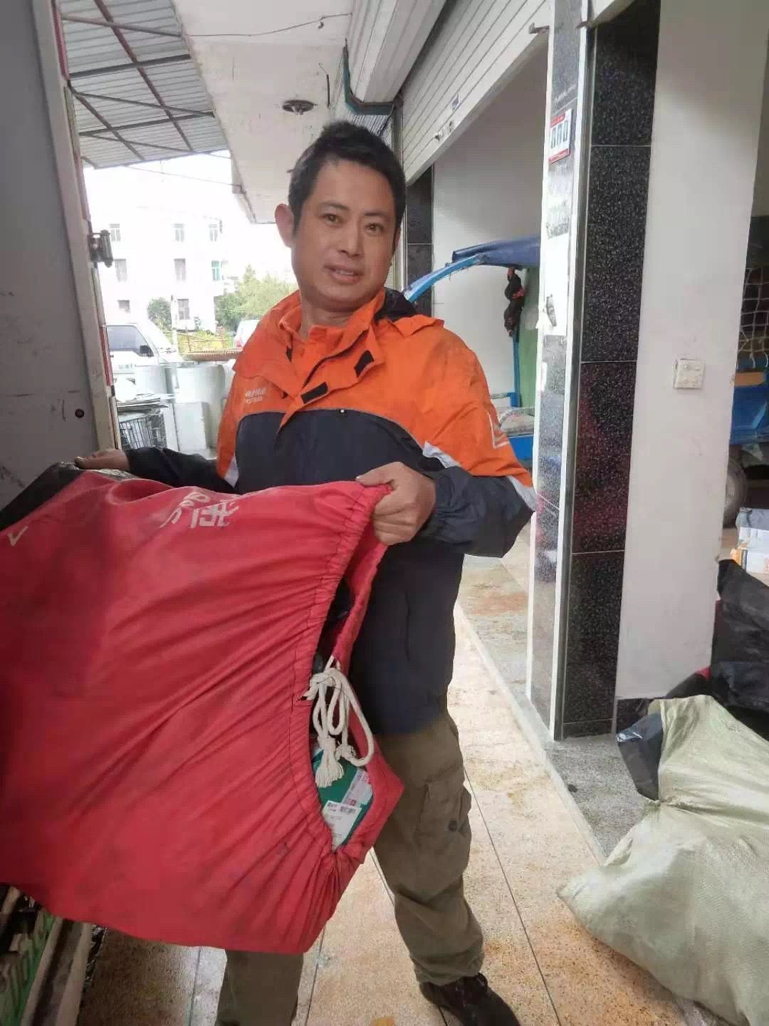 快遞小哥的春節(jié)模式：負(fù)責(zé)人留守派件，發(fā)3倍工資+紅包
