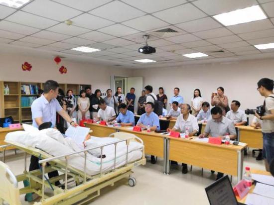 答辯現(xiàn)場，辦公室里站滿了旁聽的人 受訪者供圖