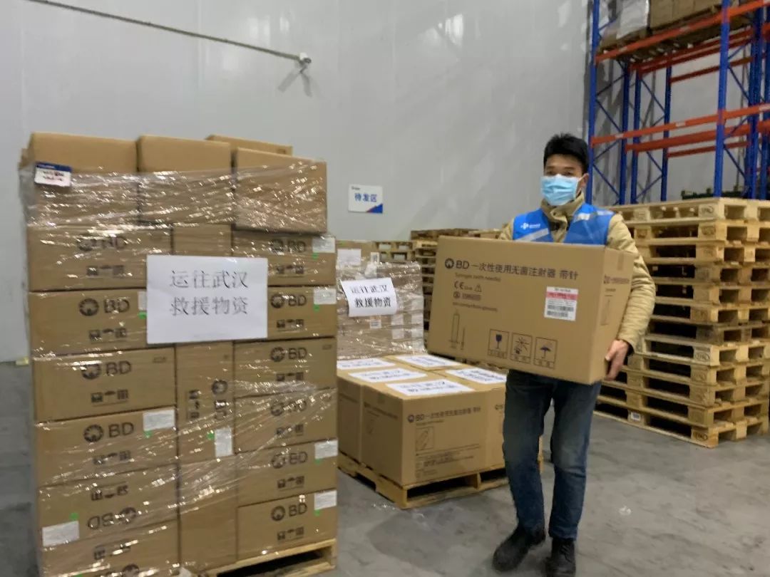 嘉定物流企業(yè)星夜馳援，加配醫(yī)用物資抵達(dá)武漢