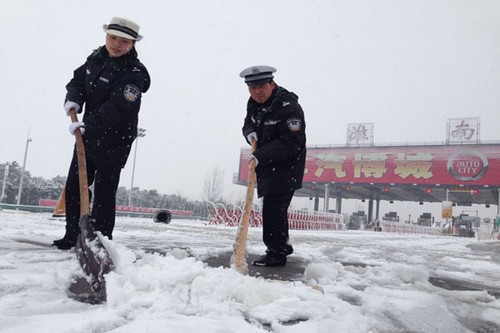 國(guó)際貨代-淮南市高速公路目前全線封閉 正在進(jìn)行鏟雪除冰工作