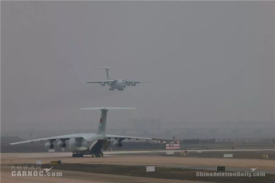 現(xiàn)場視頻：空軍8架伊爾-76運(yùn)輸機(jī)