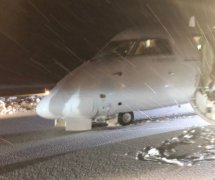 烏克蘭航空-多圖：西捷航空客機(jī)降落時(shí)起落架坍塌 機(jī)場(chǎng)關(guān)閉