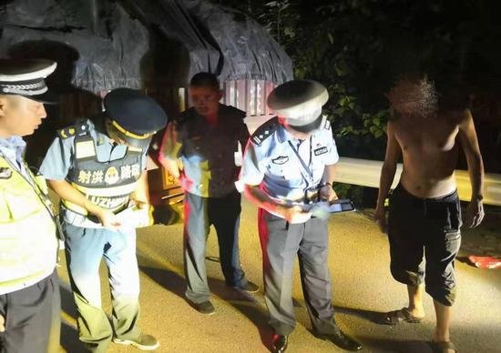 射洪公安交警大隊(duì)嚴(yán)厲打擊貨運(yùn)車輛沖關(guān)沖卡違法行為