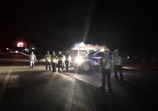 射洪公安交警大隊(duì)嚴(yán)厲打擊貨運(yùn)車輛沖關(guān)沖卡違法行為