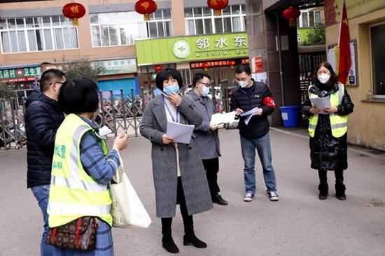 強(qiáng)忍喪夫之痛 鄰水縣社區(qū)女書(shū)記沖在防疫第一線