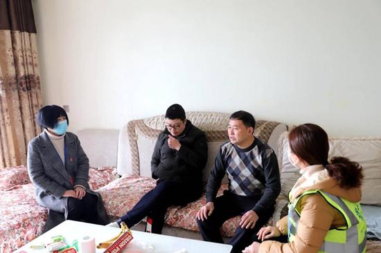 強(qiáng)忍喪夫之痛 鄰水縣社區(qū)女書(shū)記沖在防疫第一線