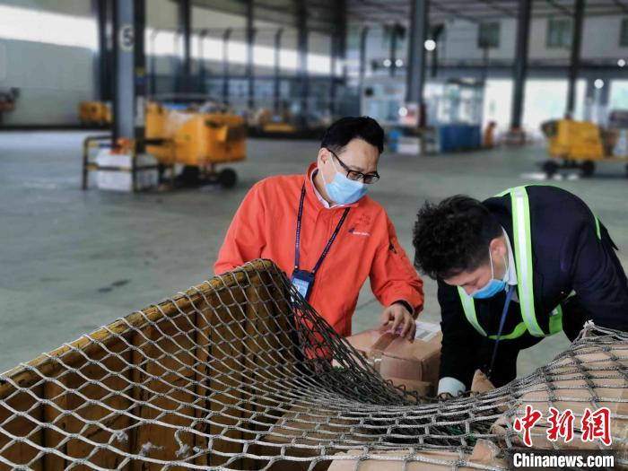 白云物流國(guó)際貨站工作人員在處理防疫物資?！“自莆锪鞴﹫D 攝