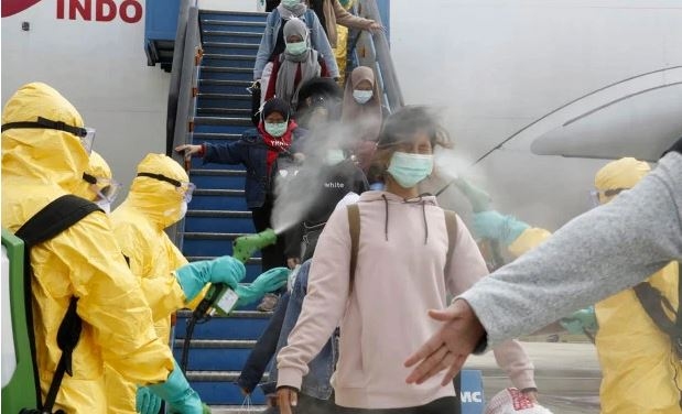 視頻：真“接風(fēng)洗塵”！印尼撤僑對(duì)乘客噴消毒劑