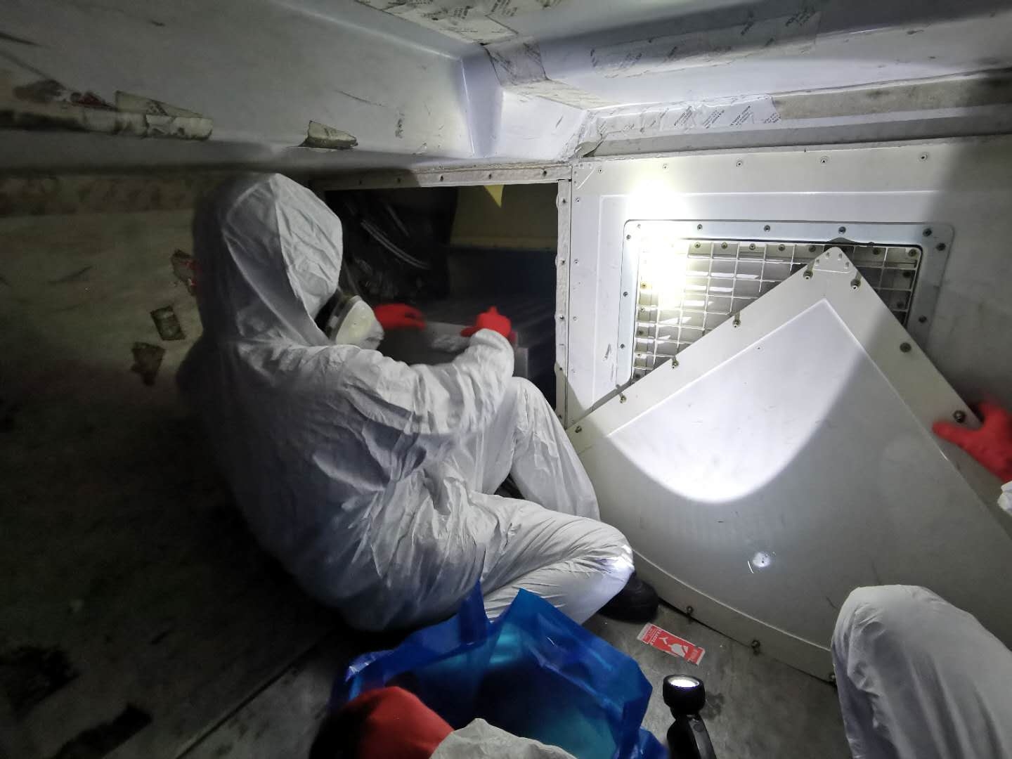 機務人員正在更換高效空氣過濾裝置（HEPA）
