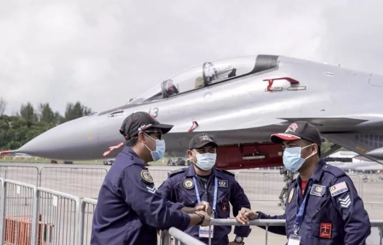 戴上口罩的馬來西亞空軍工作人員