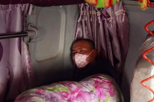 王為奇在車內(nèi)休息