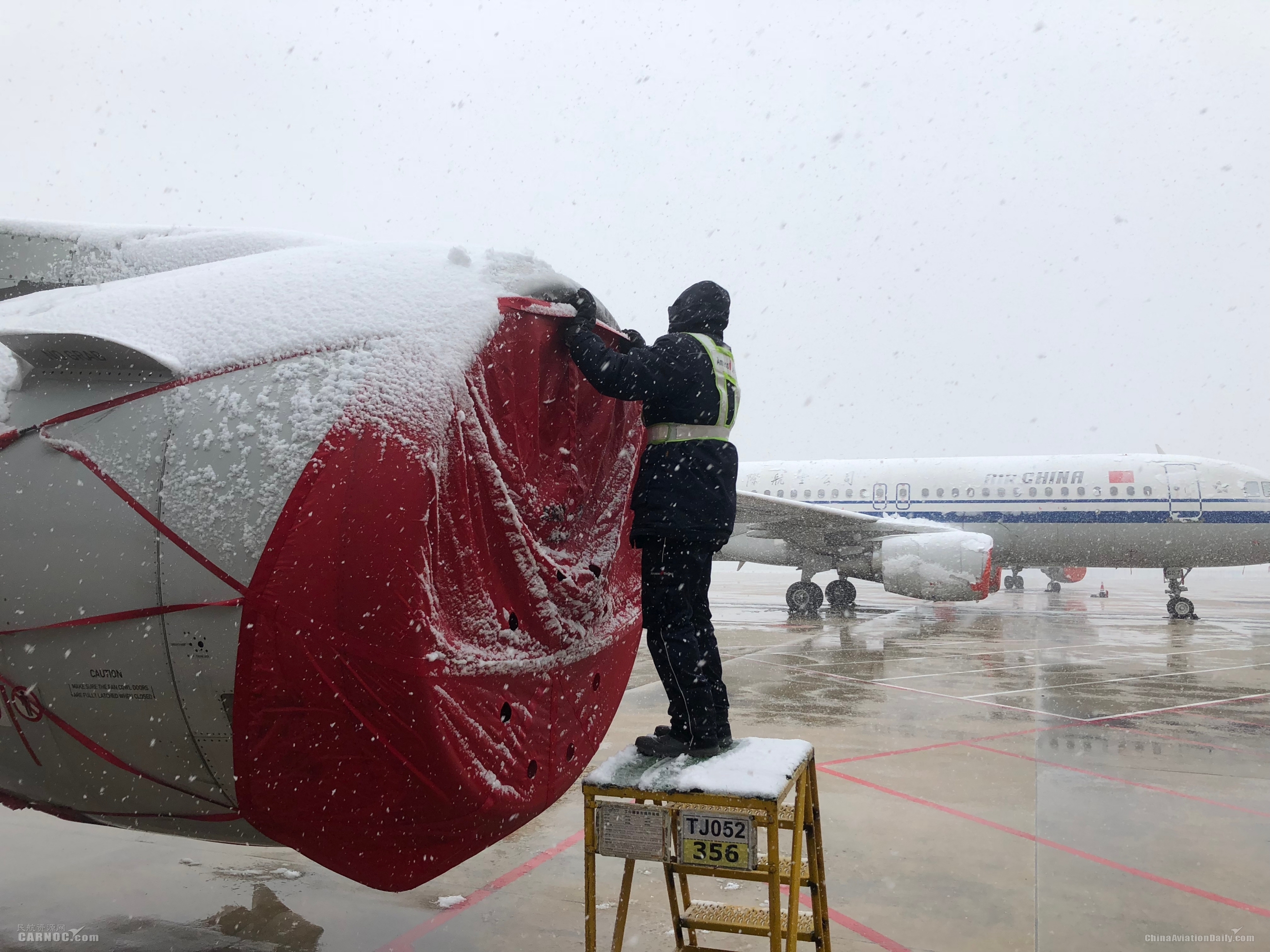 武漢15日迎來降雪，武漢分公司機務(wù)人員加固發(fā)動機罩