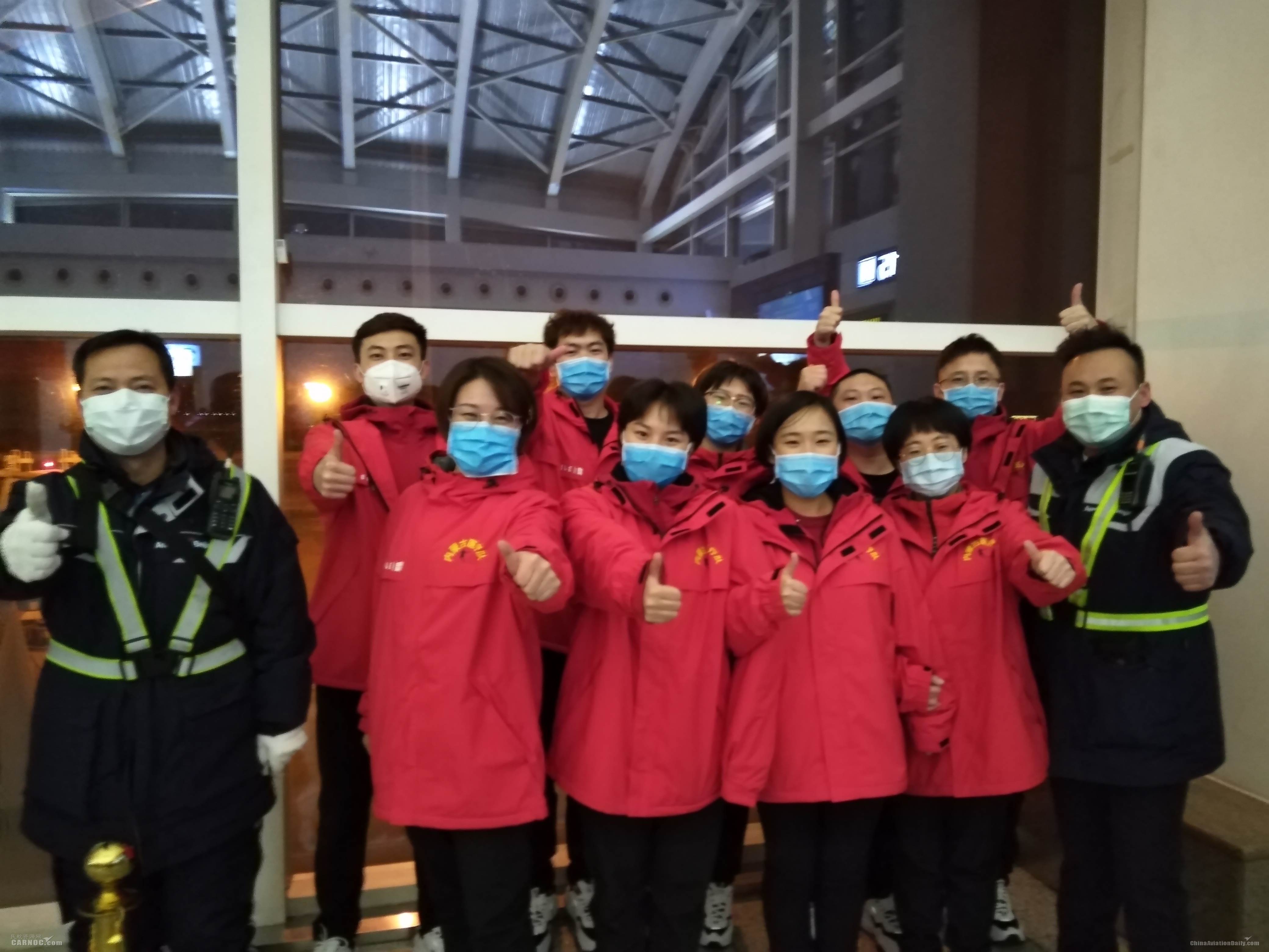 保障國航CA087包機的Ameco呼和浩特機務(wù)人與醫(yī)療救援隊的“白衣戰(zhàn)士”合影　攝影：王靖