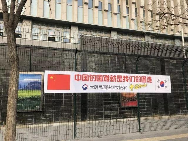 韓國新任總領(lǐng)事乘臨時(shí)貨機(jī)抵漢赴任，還帶來了救援物資