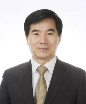韓國新任總領(lǐng)事乘臨時(shí)貨機(jī)抵漢赴任，還帶來了救援物資