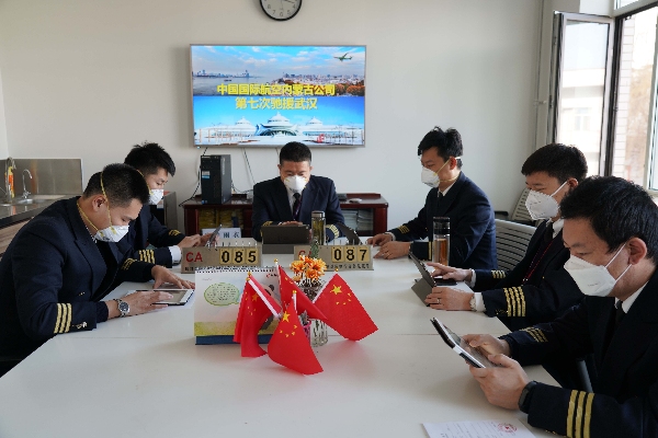 烏克蘭航空-國航內(nèi)蒙古公司再派兩架飛機(jī)護(hù)送內(nèi)蒙古第八批醫(yī)療隊(duì)增援武漢