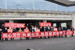 香港國際快遞-61名農(nóng)民工打“飛的”赴浙務(wù)工 茅臺機場真情護航