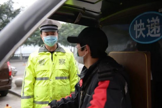 30余名快遞小哥在手機(jī)上接到交巡警下的“訂單”，內(nèi)容是……