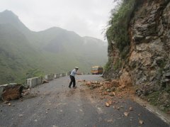 迪拜國際快遞大化交警排除公路險情保平安