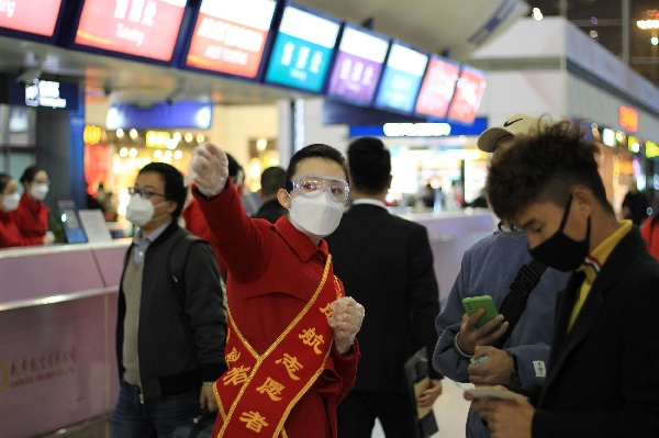 歐洲航運(yùn)代理-助力復(fù)工復(fù)產(chǎn) 成都航空紅綬帶在機(jī)場飄起來