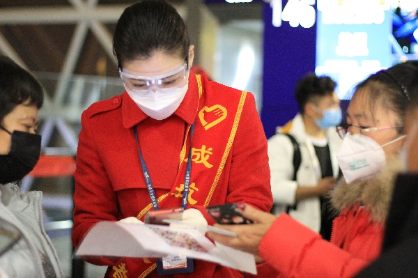 歐洲航運(yùn)代理-助力復(fù)工復(fù)產(chǎn) 成都航空紅綬帶在機(jī)場飄起來