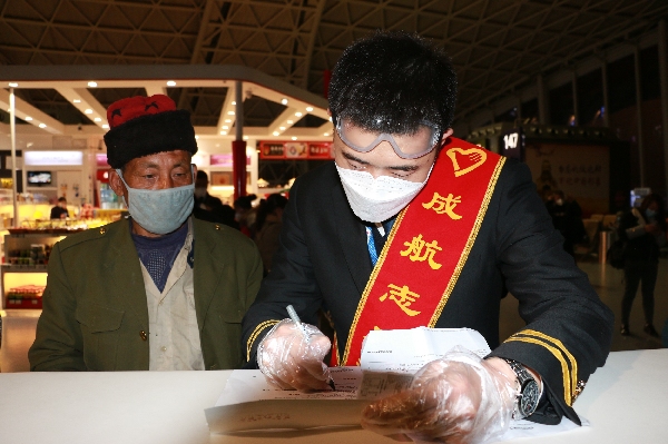 歐洲航運(yùn)代理-助力復(fù)工復(fù)產(chǎn) 成都航空紅綬帶在機(jī)場飄起來