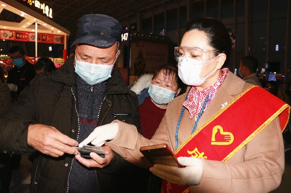 歐洲航運(yùn)代理-助力復(fù)工復(fù)產(chǎn) 成都航空紅綬帶在機(jī)場飄起來