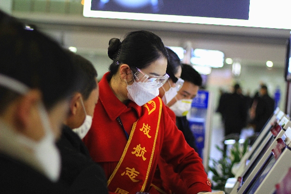 歐洲航運(yùn)代理-助力復(fù)工復(fù)產(chǎn) 成都航空紅綬帶在機(jī)場飄起來