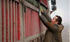 卡車人正在裝載馳援物資