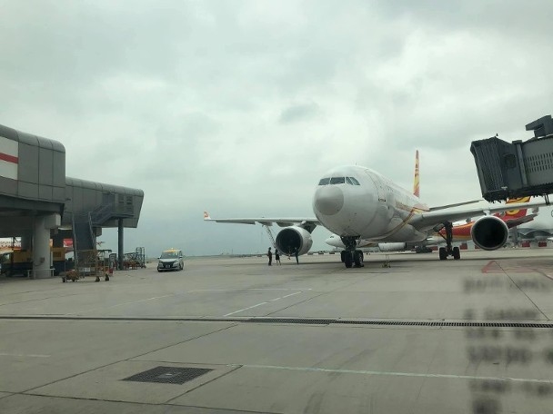 多人違規(guī)進(jìn)入香港機(jī)場(chǎng)停機(jī)坪 坐飛機(jī)引擎上拍照 已開(kāi)始調(diào)查