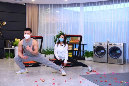 專業(yè)教練現(xiàn)場教授運動健身技巧